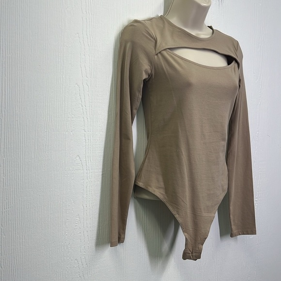 H&M - NWT Cut Out Thong Snap Closure Round Neck Long Sleeve Bodysuit Size Small - Picture 3 of 12